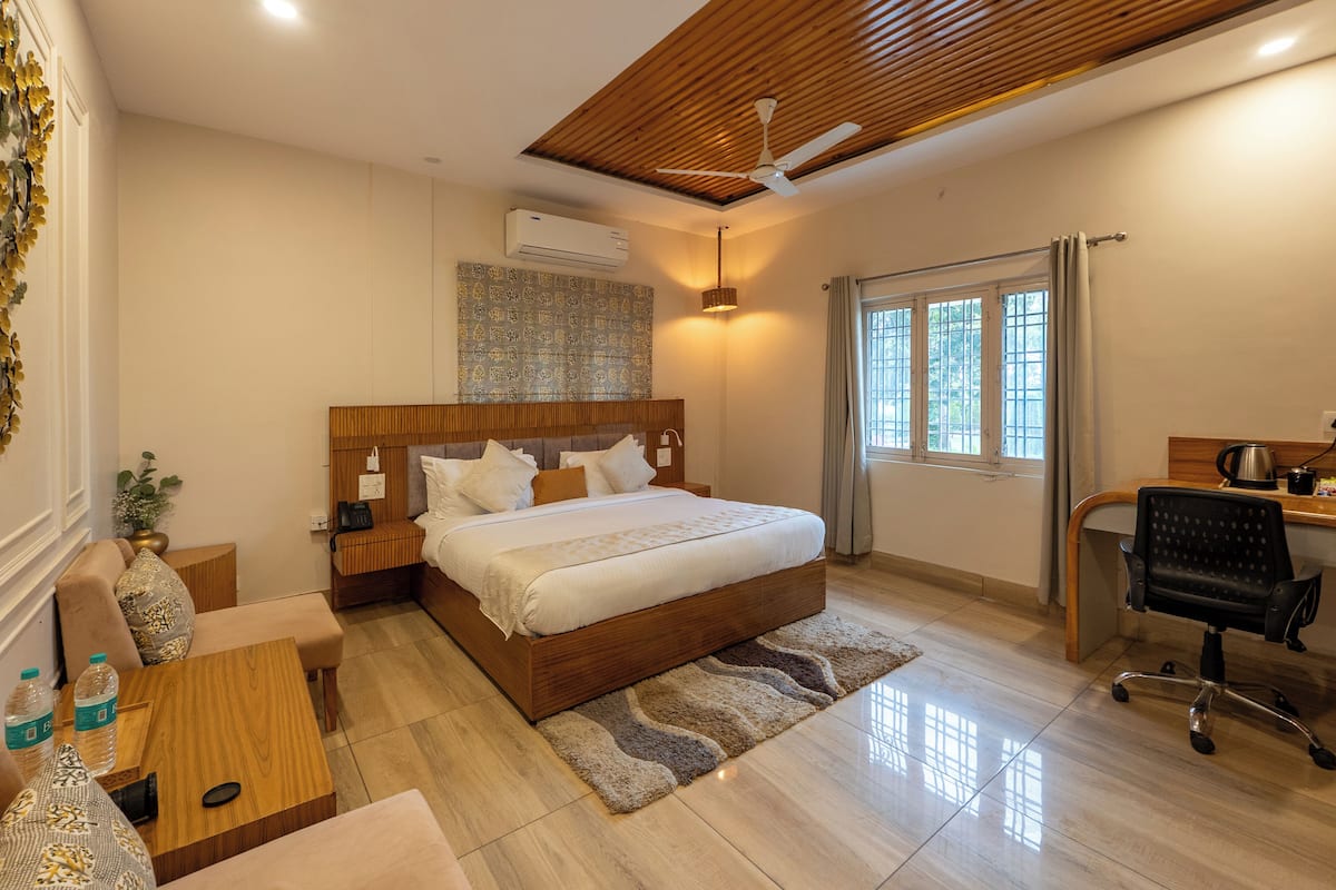 Deluxe Cottage | In-room safe, desk, laptop workspace, blackout drapes