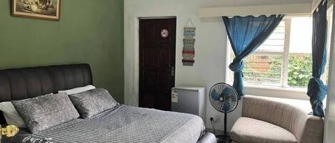 1 dormitorio, tabla de planchar con plancha, Internet y ropa de cama