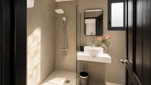 Ducha, artículos de tocador gratuitos, secador de pelo, batas
