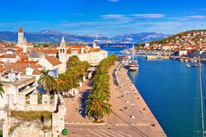 A coastal town with historic buildings, a marina, and a clear view of the mountains in the background. - Twin Apartments With BBQ Area (Okrug)