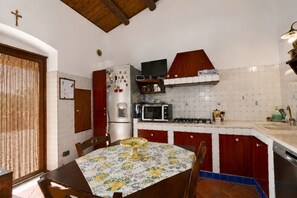Eine Küche mit Kühlschrank, Mikrowelle und Herd.
