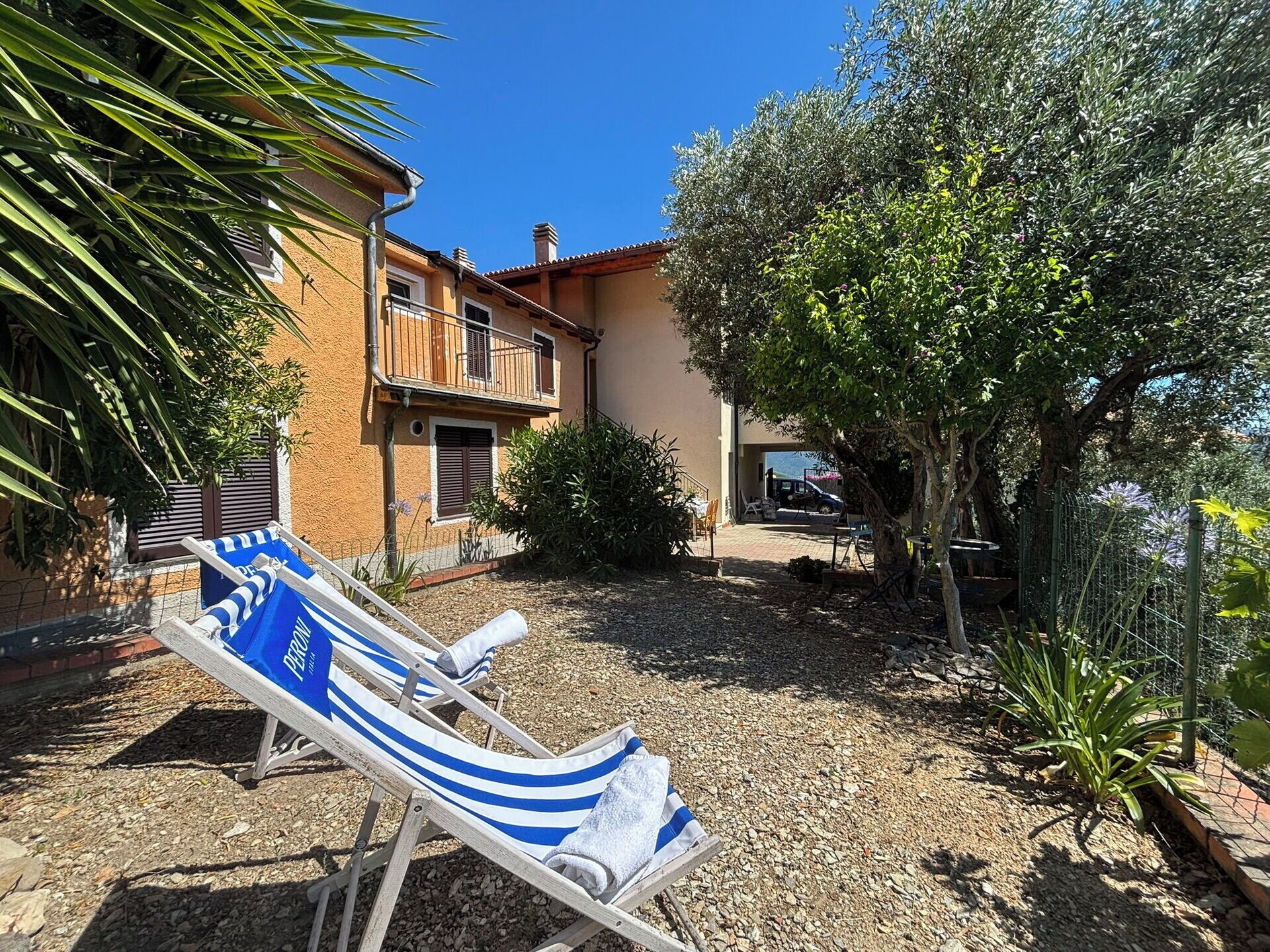 Une villa avec piscine, un espace salon extérieur et un jardin.