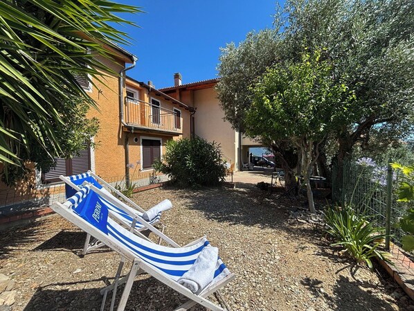 A villa with a pool, outdoor seating, and a garden. - Il Fienile, Garden and Peacefull View (Arnasco)