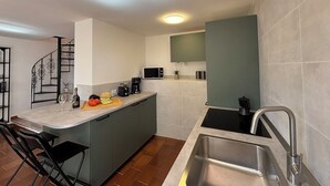 A compact kitchen with a central island, a built-in microwave, and a sink. - Il Fienile, Garden and Peacefull View (Arnasco)