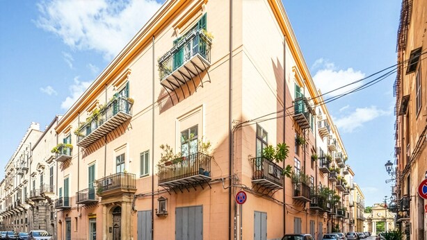 A street with buildings, cars, and a no parking sign. - Le stanze al genio di Darlon (Palermo)