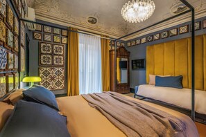 Una habitación con cama, espejo, candelabro y paredes con diseño.