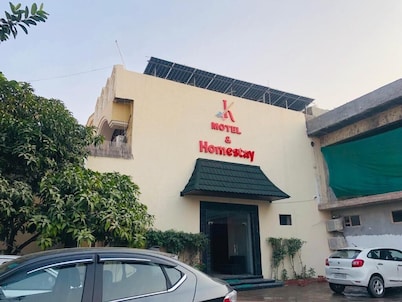 KANHA HOTEL & HOMESTAY