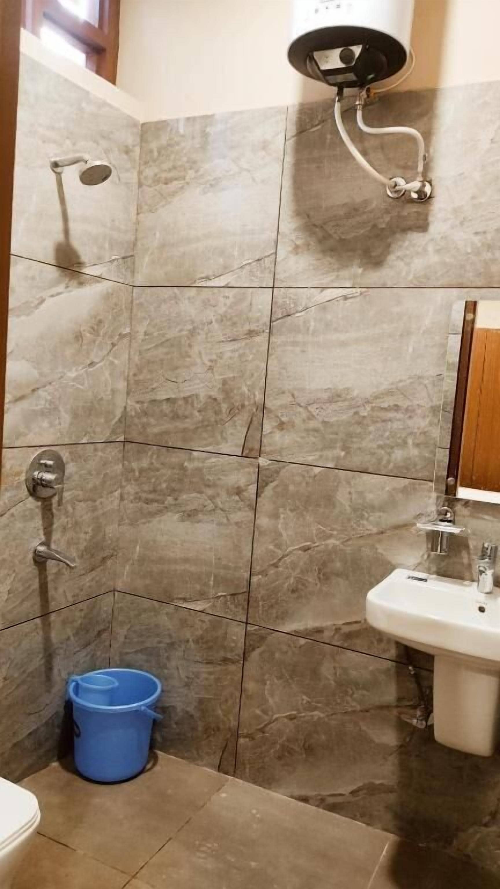 Double Room | Bathroom | Shower, free toiletries, slippers, towels