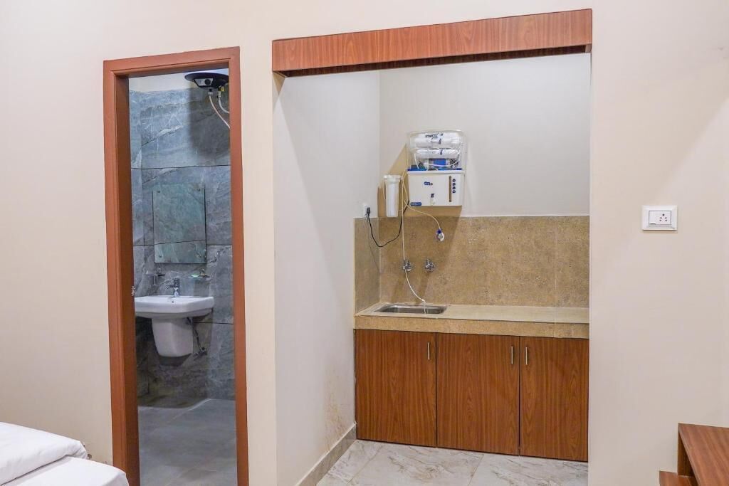 Un baño con lavamanos, espejo y ducha.