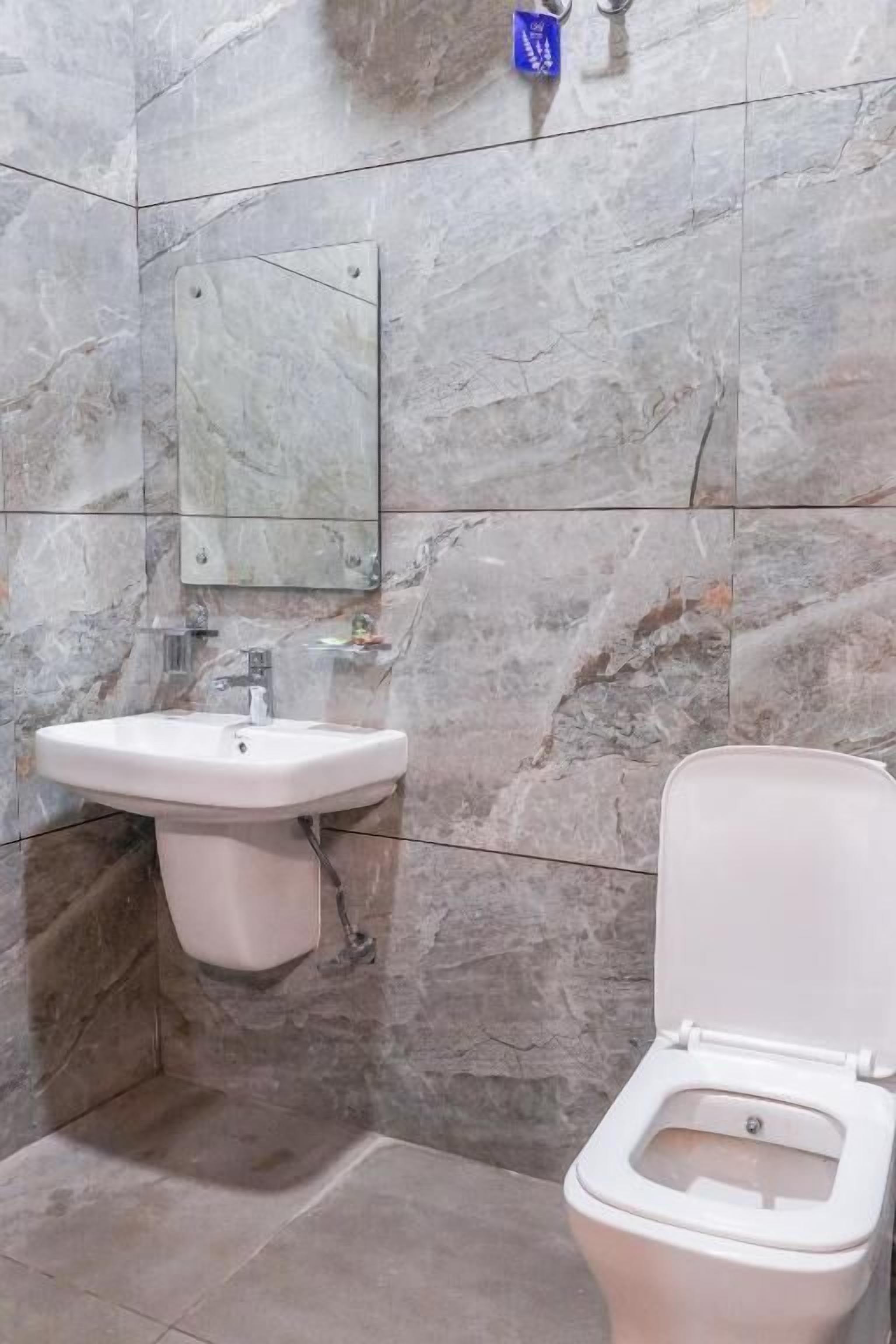 Chambre avec lits jumeaux | Salle de bain | Douche, articles de toilette (gratuits), pantoufles, serviettes fournies