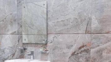 Chambre avec lits jumeaux | Salle de bain | Douche, articles de toilette (gratuits), pantoufles, serviettes fournies