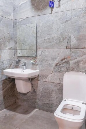Twin Room | Bathroom - KANHA HOTEL & HOMESTAY (Phagwara)