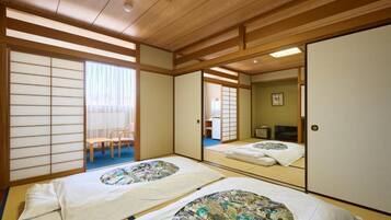 Japanese-style Quadruple Room (2 spaces) | Desk, WiFi (free), bed sheets