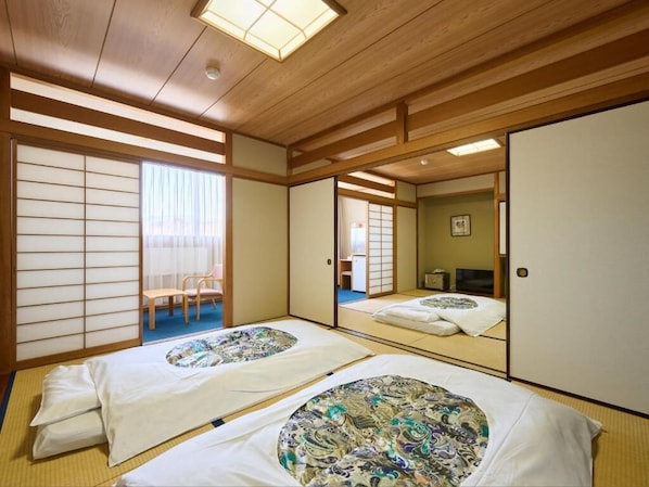 Chambre quadruple de style japonais (2 spaces) | Bureau, Wi-Fi gratuit, draps fournis