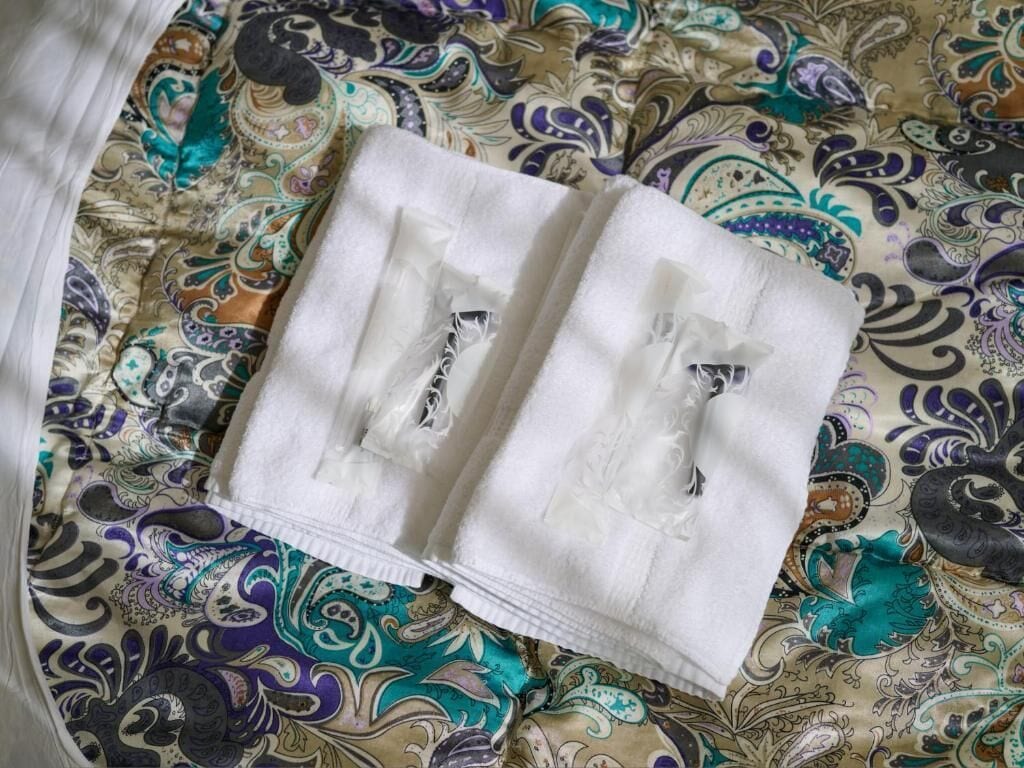 Tejido estampado con diseño de paisley.