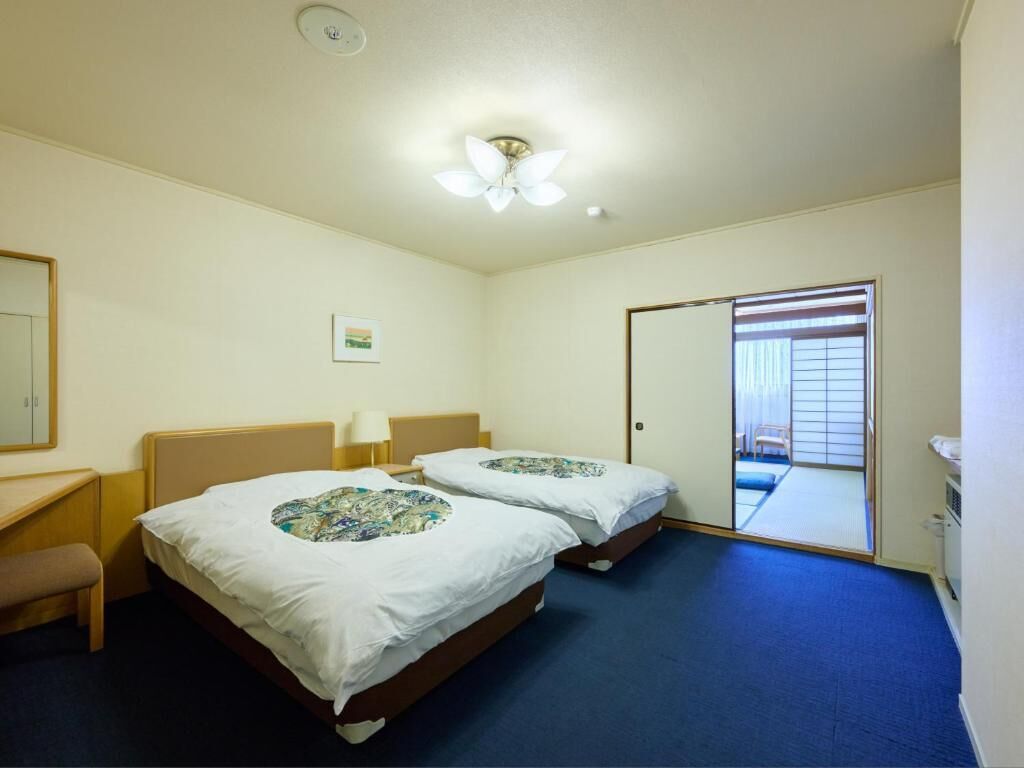 Traditional Quadruple Room, Non Smoking | Meja, Wi-fi percuma, cadar katil 