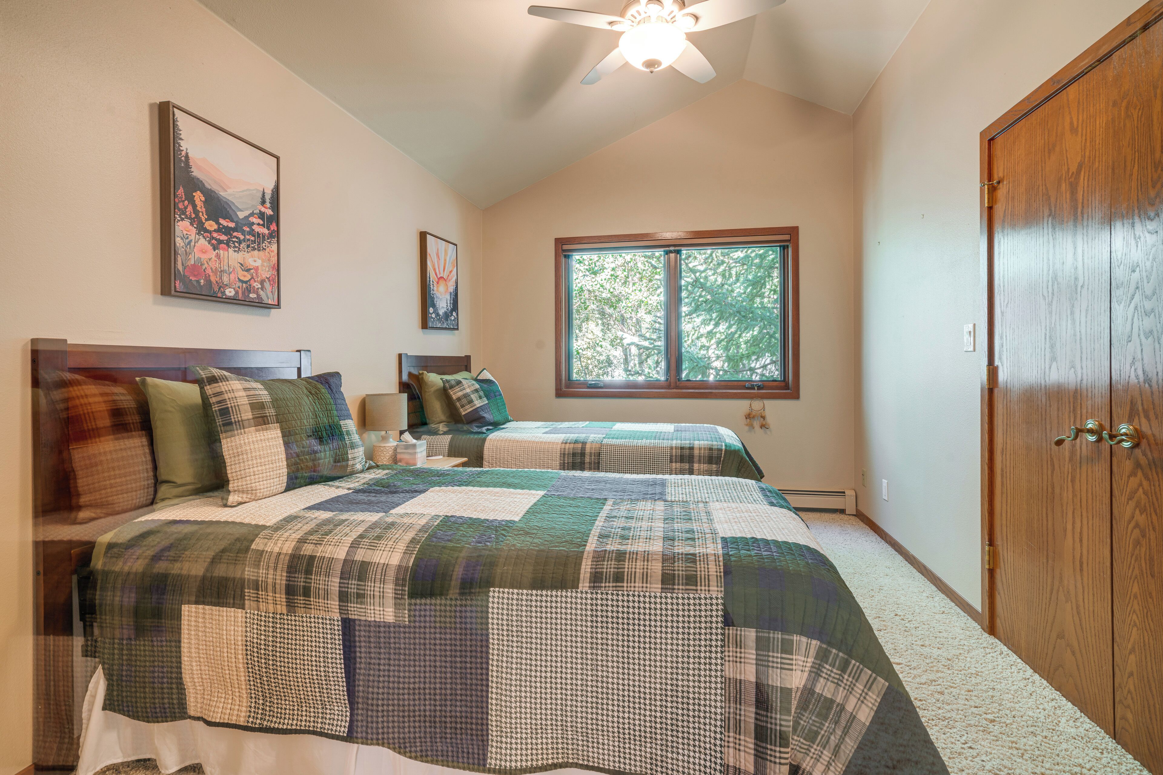 5 bedrooms, desk, internet, bed sheets