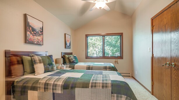 5 bedrooms, desk, internet, bed sheets