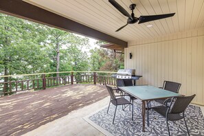 Outdoor dining - Lake-View Deck! Modern Greers Ferry Lake Retreat (Higden)