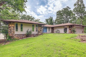 Exterior - Lake-View Deck! Modern Greers Ferry Lake Retreat (Higden)