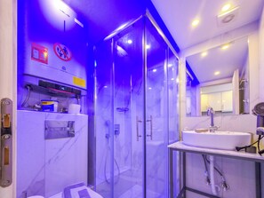 Bathroom - 01- IFI Suites by SDR (Paralia)