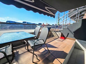 Outdoor dining - 01- IFI Suites by SDR (Paralia)