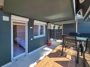 Outdoor dining - 01- IFI Suites by SDR (Paralia)