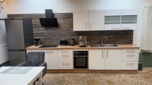 Wasserkocher mit Kaffee-/Teezubehör, Kühlschrank, Mikrowelle, Ofen