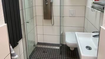 Dusche, Haartrockner, Handtücher