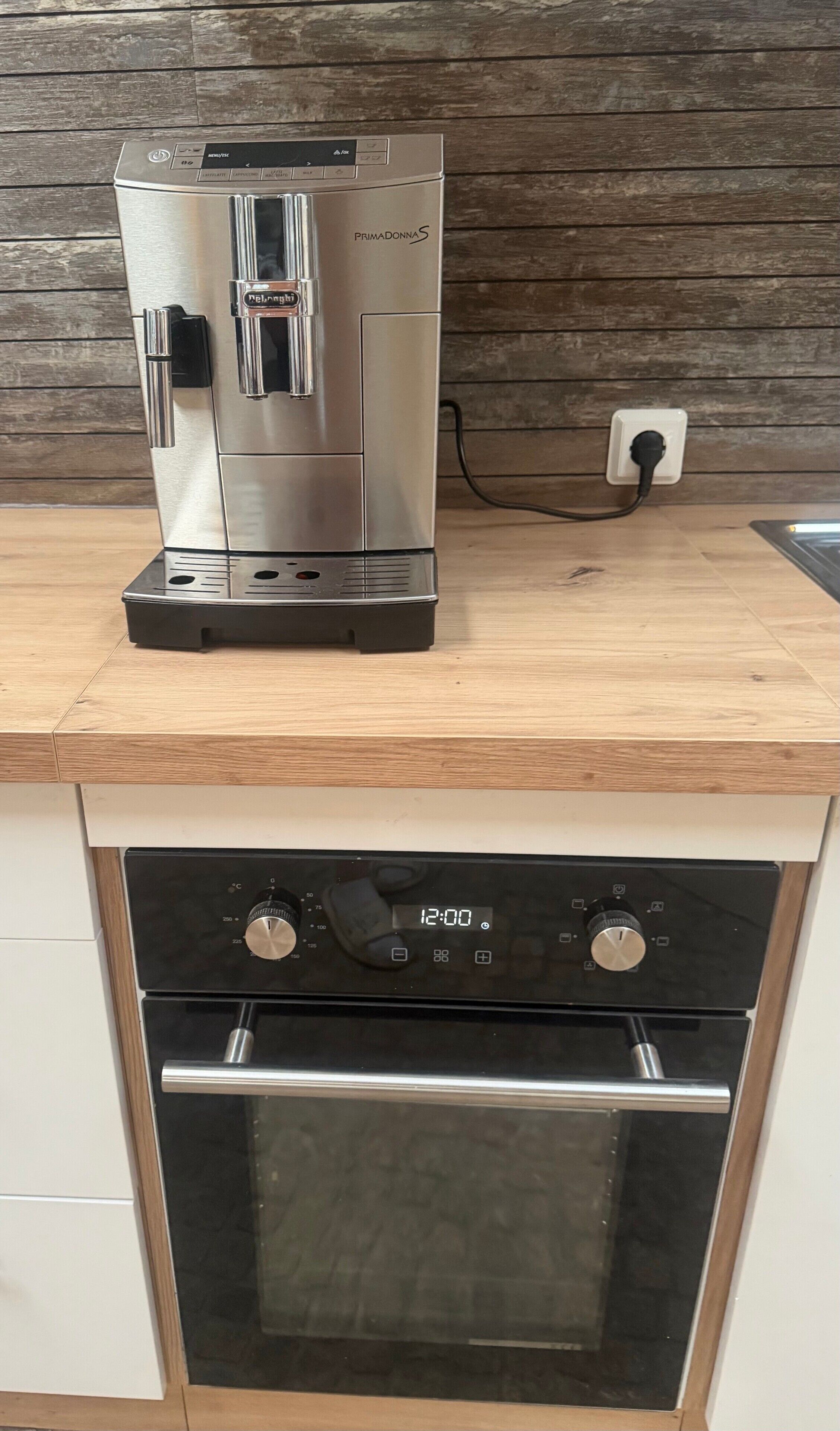 Kaffetrakter/tekoker, kjøleskap, mikrobølgeovn og ovn