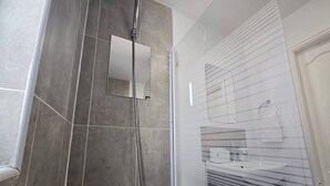 A bathroom with a shower, a mirror, and a sink. - Cozy House in Liverpool (Liverpool)