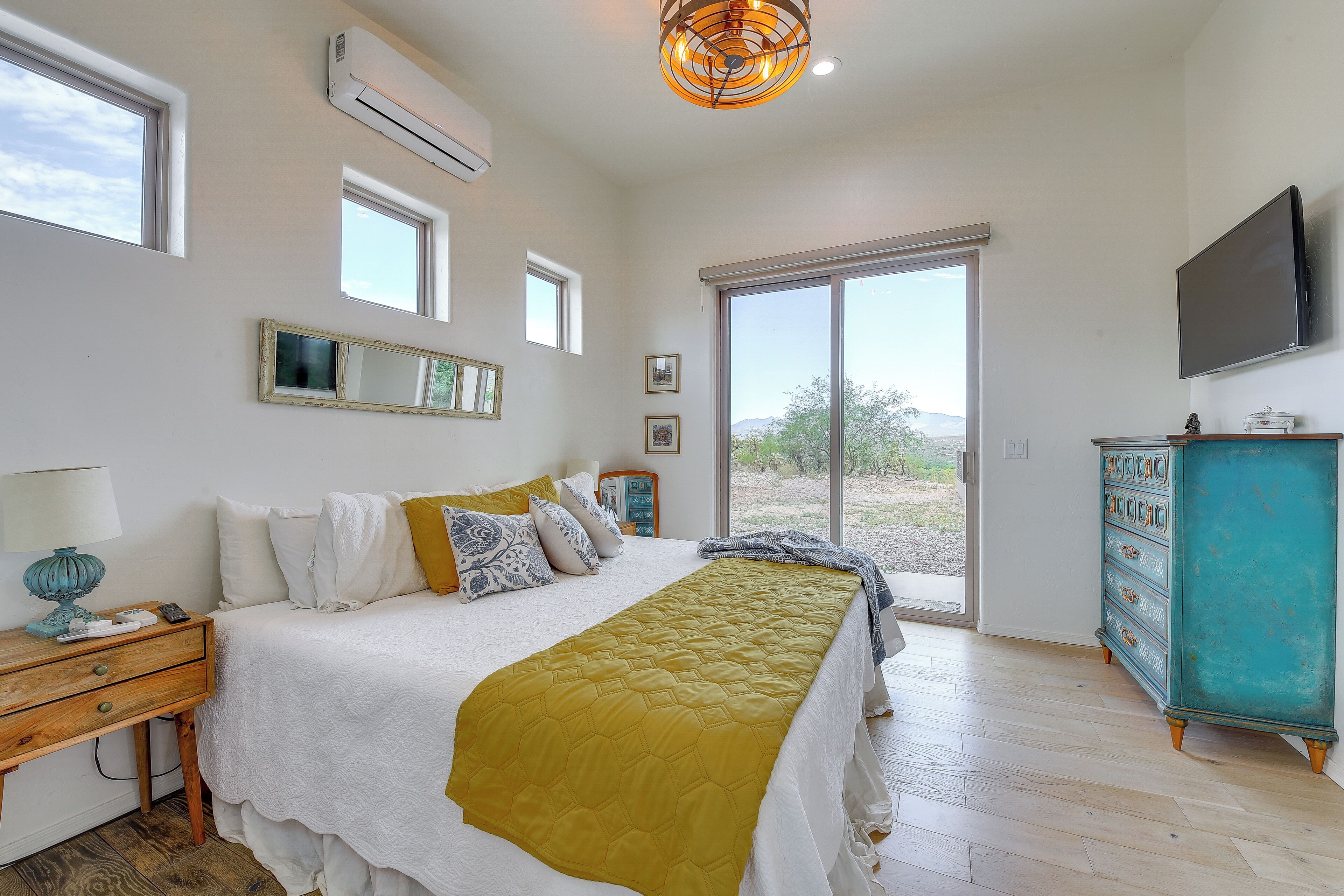 2 bedrooms, desk, travel cot, Internet