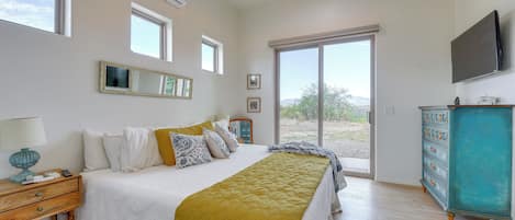 2 bedrooms, desk, travel cot, Internet