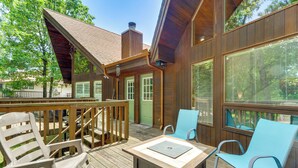 Eine Holzterrasse mit Sitzgelegenheiten und einem überdachten Bereich.