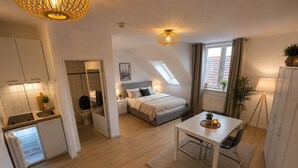 Room - Furnished 1-Bedroom Apartment in Mannheim – Ready for Move-In After High-Quality Renovation (Mannheim)