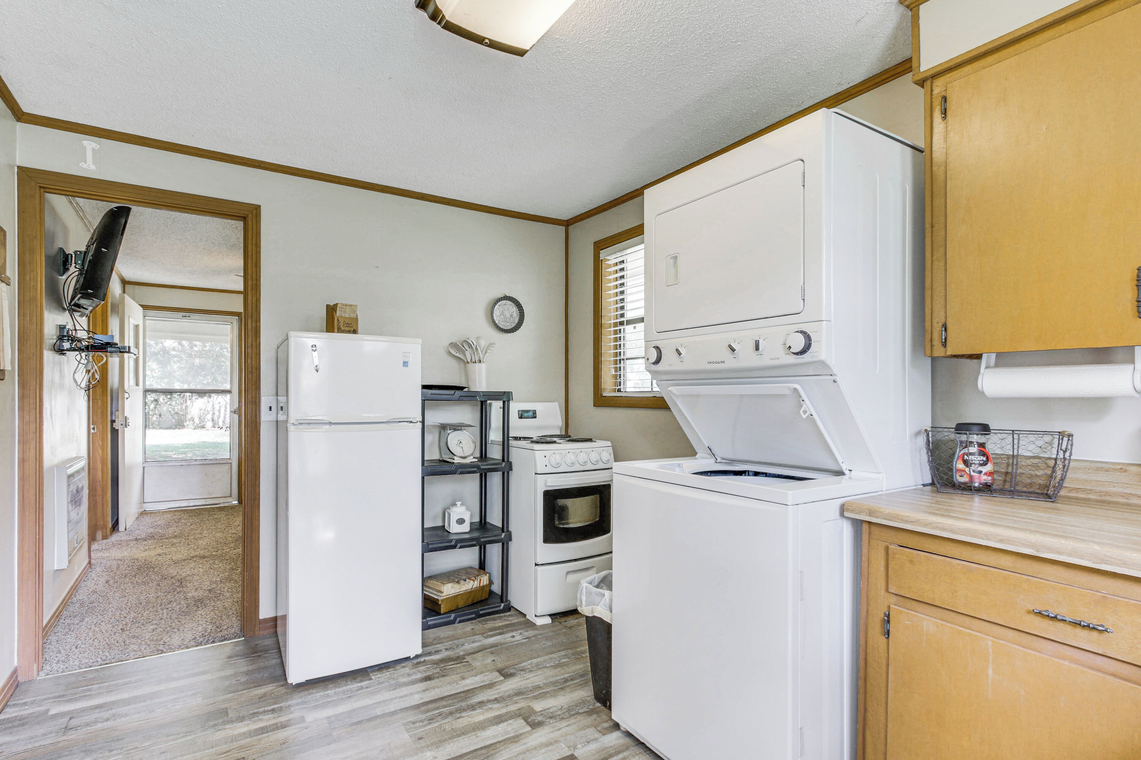 Coffee/tea maker, fridge, microwave, stovetop