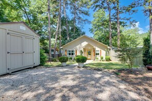 Ein zweistöckiges Haus mit Veranda, Garage und gepflegtem Rasen.