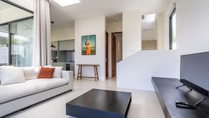 Villa, 3 Bedrooms, Private Pool | Ruang tamu | 32 inci televisyen LCD dengan digital 