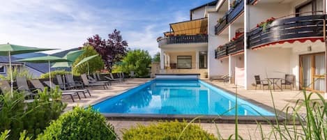 Una piscina techada, una piscina al aire libre de temporada