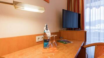 Single Room, Balcony, Mountain View | Interior