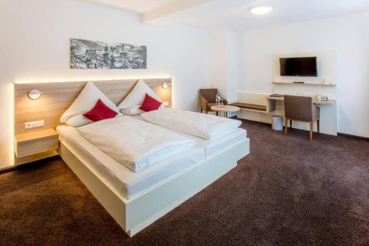 Kamar Double Superior, balkon, pemandangan kebun | Brankas, meja kerja, tirai kedap cahaya, dan Wi-Fi gratis