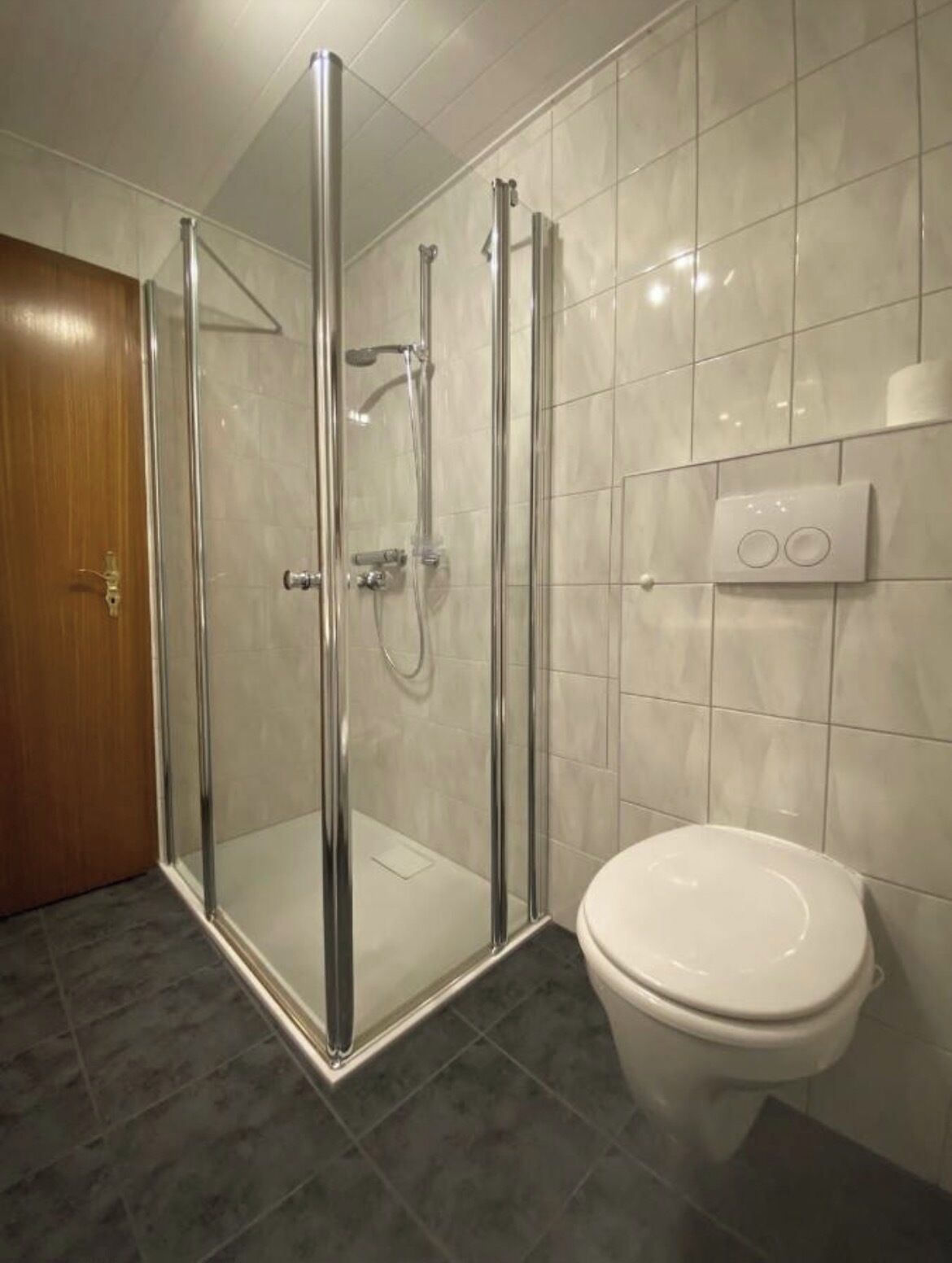 Dusche, Haartrockner, Handtücher, Toilettenpapier