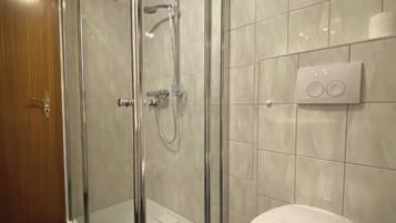 Dusche, Haartrockner, Handtücher, Toilettenpapier