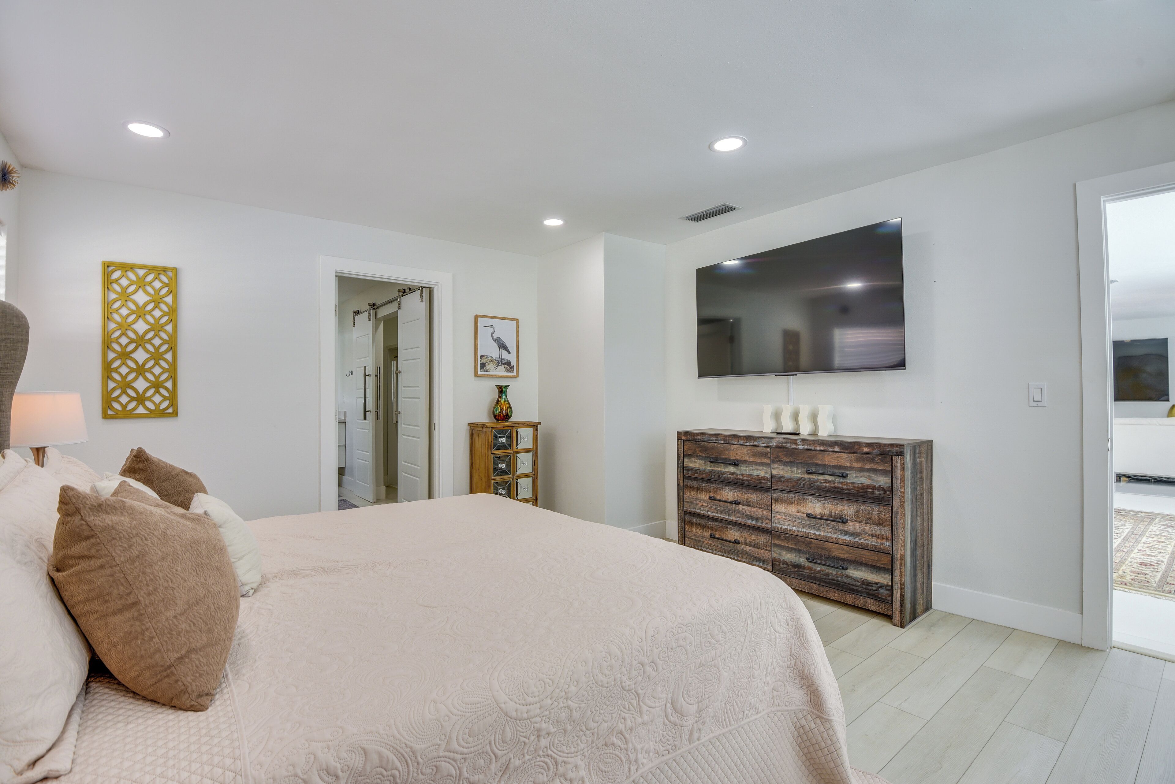 3 bedrooms, desk, Internet, bed sheets