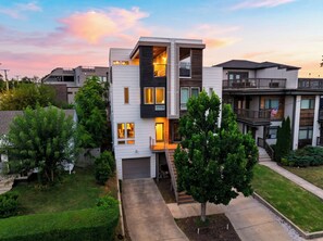 Exterior - Hot Tub + Rooftop Lounge + Game Room | Buchanan Arts | The Mod Buchanan (Nashville)