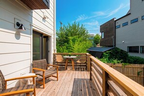 Outdoor dining - Hot Tub + Rooftop Lounge + Game Room | Buchanan Arts | The Mod Buchanan (Nashville)