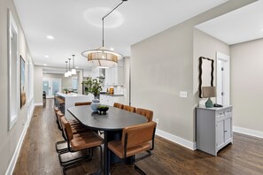 Dining - Hot Tub + Rooftop Lounge + Game Room | Buchanan Arts | The Mod Buchanan (Nashville)
