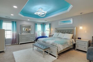 Room - Private Deck & Shared Pool: Townsend Apartment (Townsend)