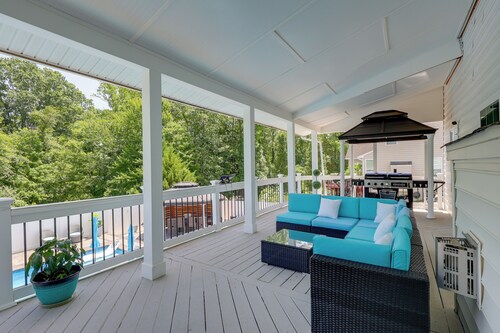 Private Deck & Shared Pool: Townsend Apartment