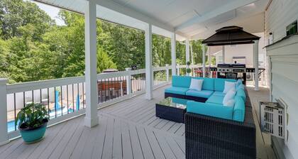 Private Deck & Shared Pool: Townsend Apartment
